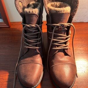 Woman’s Brown Lace-Up Winter Boots